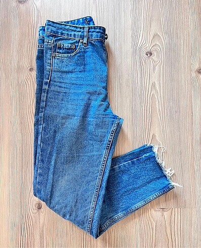 Koyu mavi mom jeans kesik paça