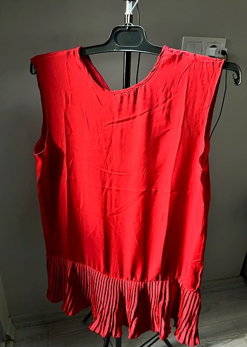 Kırmızı Pileli Kolsuz Bluz - Görsel 2