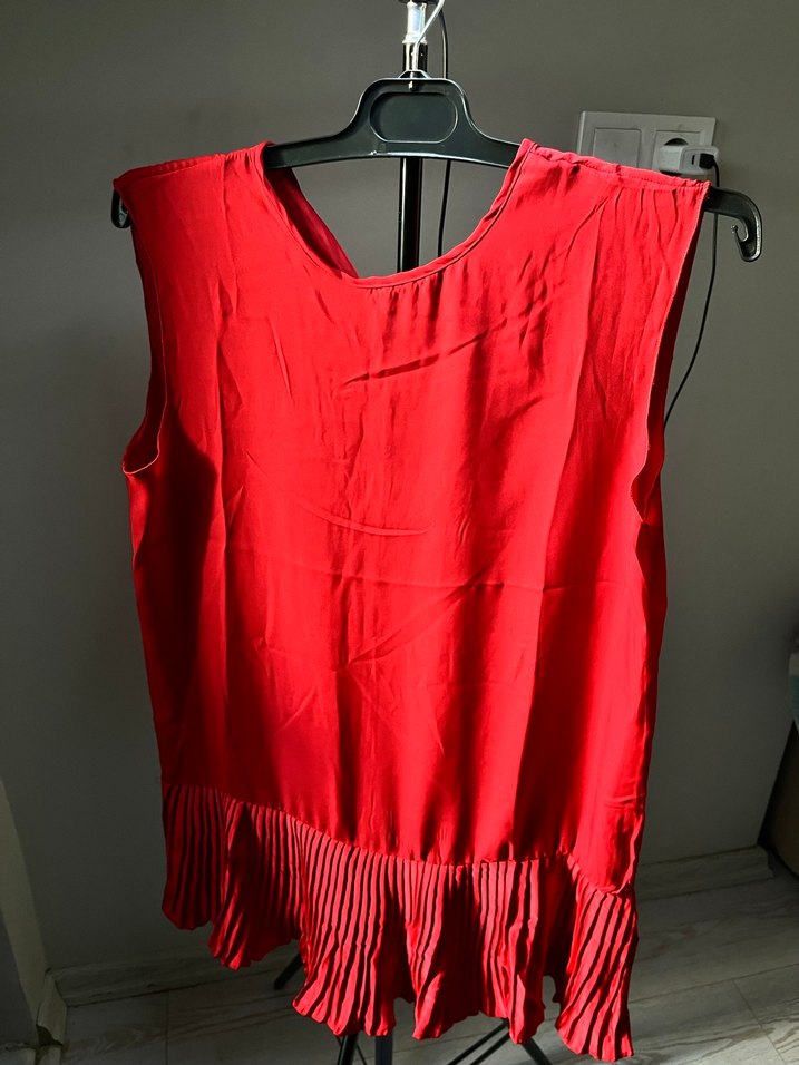 Kırmızı Pileli Kolsuz Bluz - Görsel 2