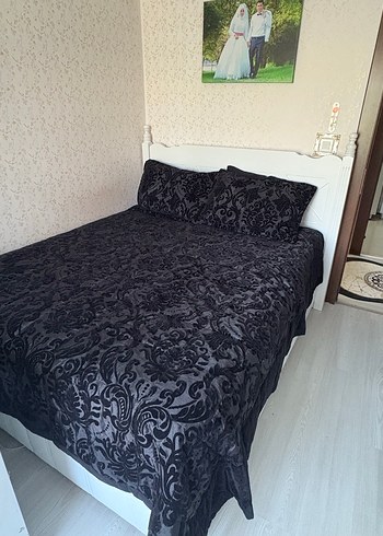 Diğer Siyah Desenli Yatak Örtüsü