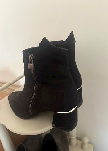 Siyah Süet Dolgu Topuklu Tokalı Kadın Bot