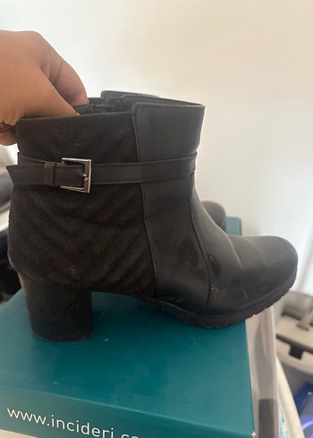 Diğer Siyah Deri Tokalı Kadın Bot
