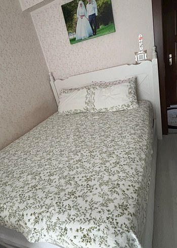 Beyaz Çiçek Desenli Yatak Örtüsü