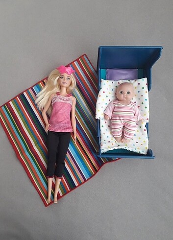 Barbie bebekler ve ikea yatak odasi