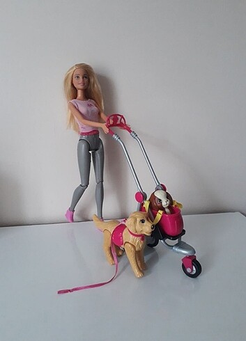 Barbie kopeklerini gezdiriyor