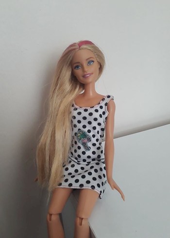 Diz eklemli uzun saçlı barbie bebek