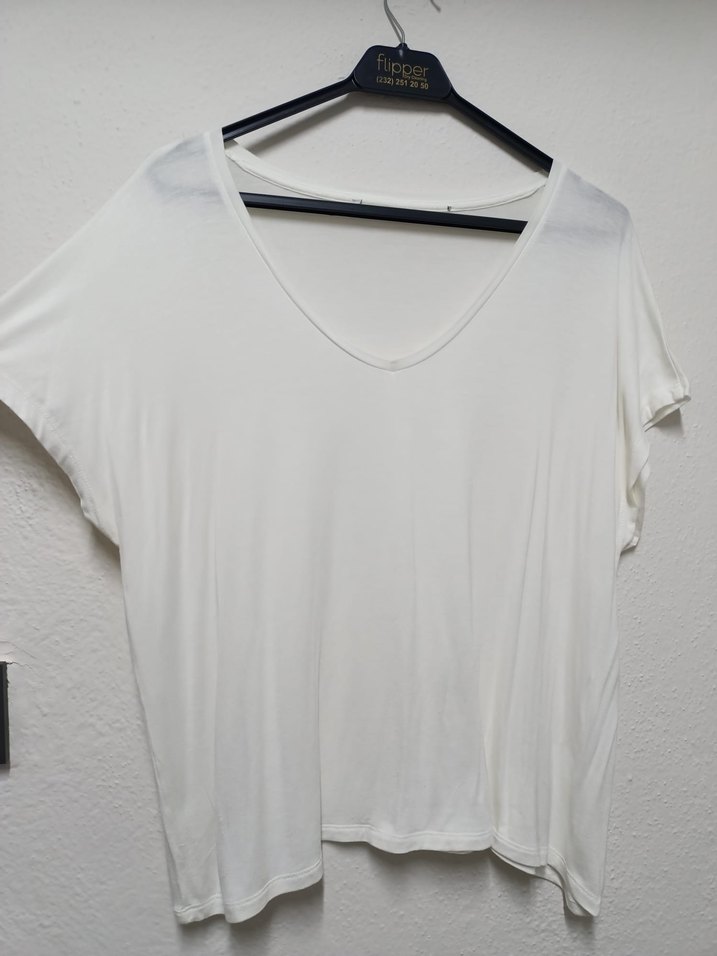 Kadın Beyaz V Yaka Kısa Kollu Tişört - Görsel 3