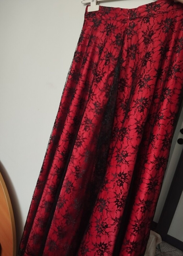Kırmızı Saten ve dantelli etek - Görsel 2