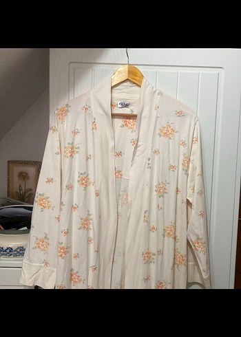 Uzun Beyaz Vintage Desenli Kadın Sabahlık - Görsel 2