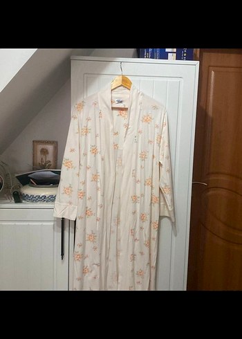 Uzun Beyaz Vintage Desenli Kadın Sabahlık - Görsel 3