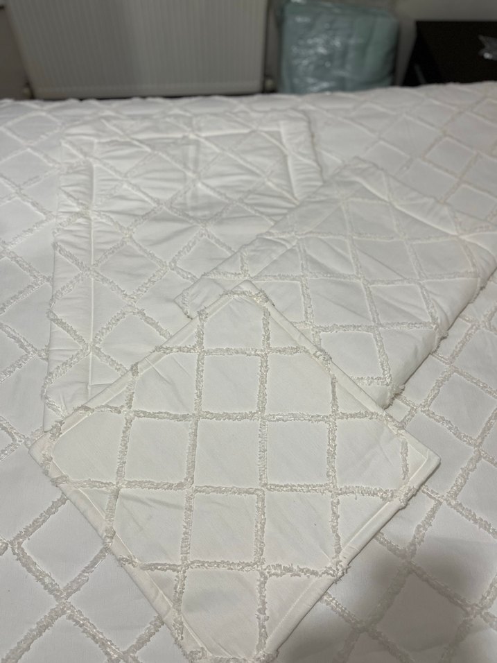 Beyaz  Kareli Yatak Örtüsü - Görsel 2
