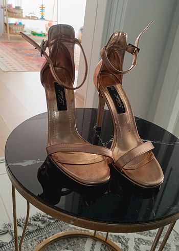 Bej Parlak Deri Stiletto Tokalı Kadın Ayakkabı