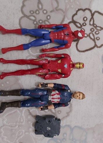 Spiderman, kaptan Amerika, demir adam 