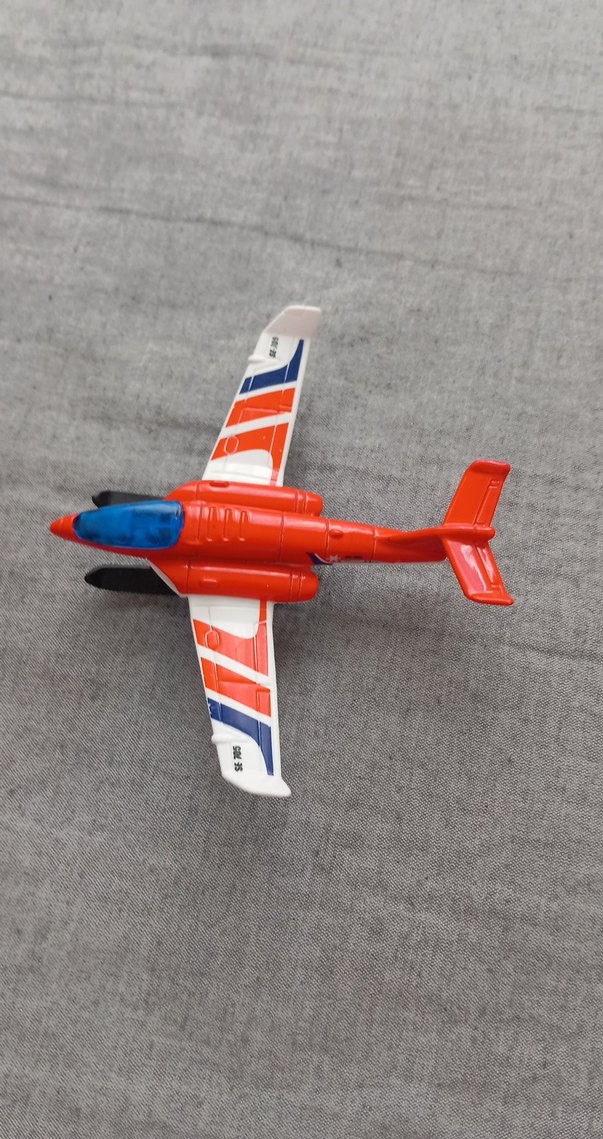Kırmızı Renkli Oyuncak Uçak Figürü - Görsel 2
