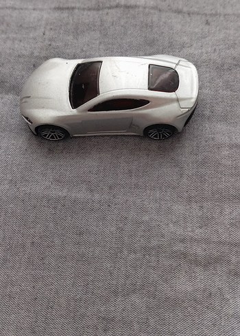 Beyaz ve Gri Oyuncak Araba - Görsel 2