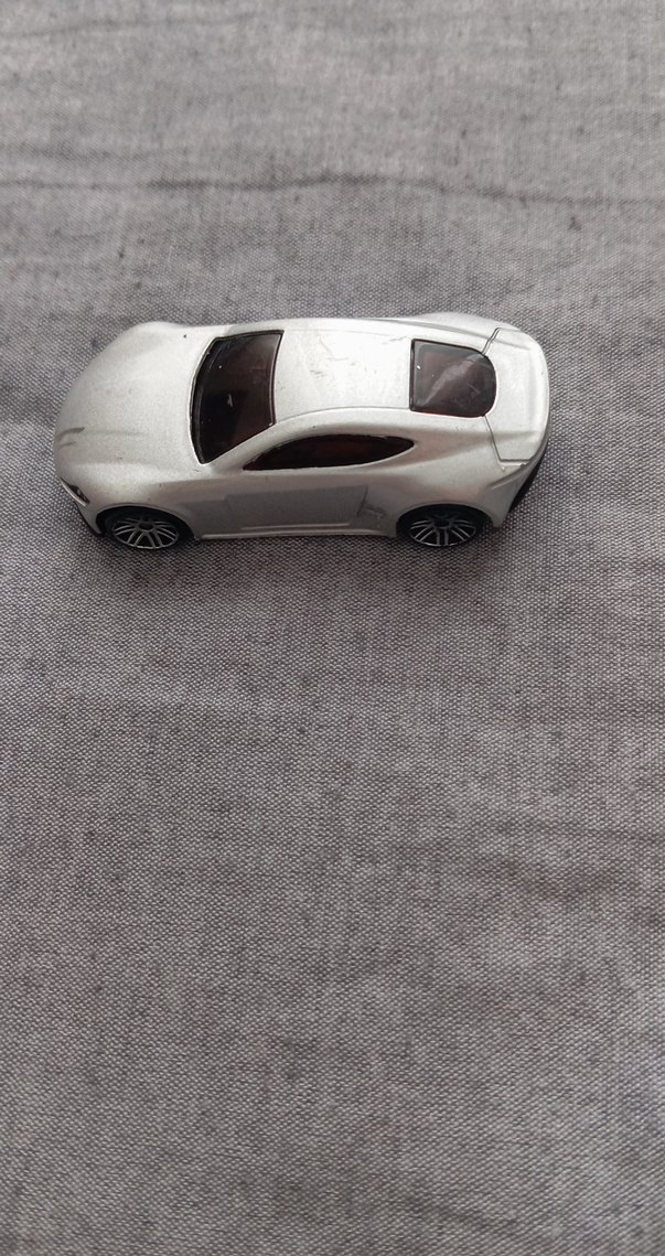 Beyaz ve Gri Oyuncak Araba - Görsel 2