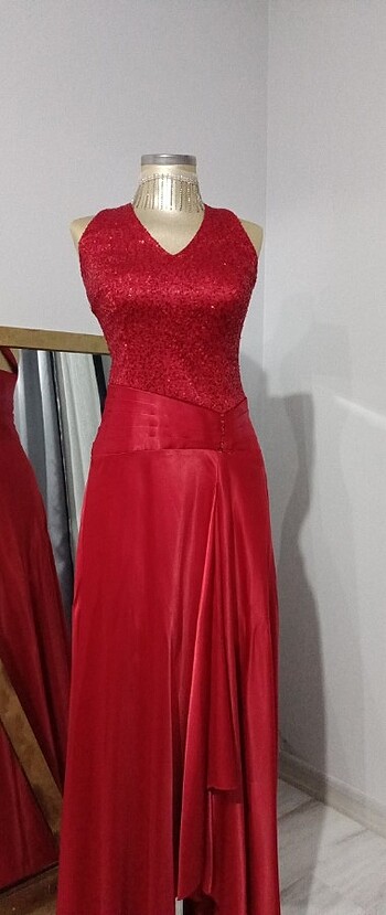 Kırmızı elbise 