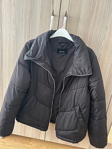 l Beden Stradivarius siyah şişme mont