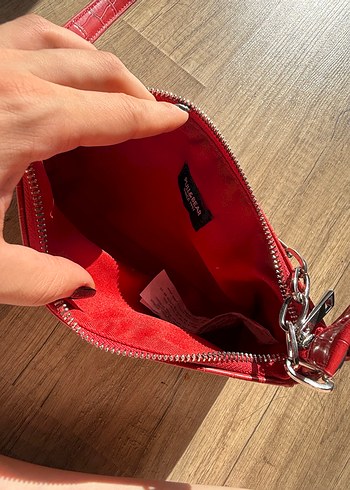 Pull and Bear Kırmızı Yılan Derisi Desenli Zincir Detaylı Deri Çanta