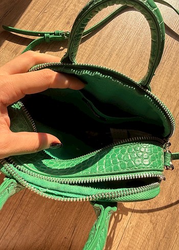 Pull and Bear Yeşil Yılan Desenli Deri Çanta