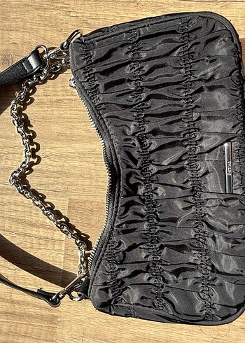 Pull and Bear Zincir Detaylı Siyah Nakışlı Kadın Çanta