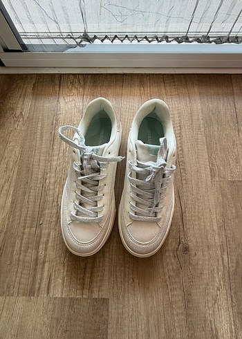 Beyaz Minimalist Kadın Spor Ayakkabı