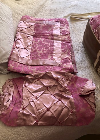Mor Nakışlı Parlak Yatak Örtüsü - Görsel 4