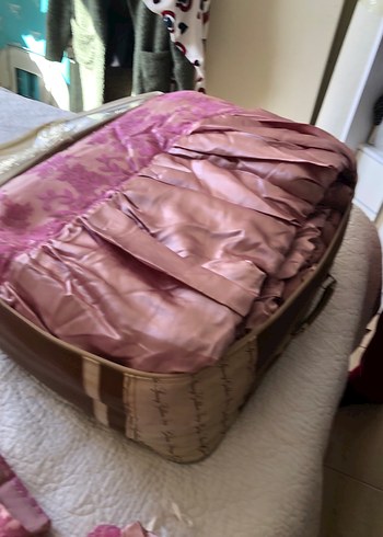 Mor Nakışlı Parlak Yatak Örtüsü - Görsel 2