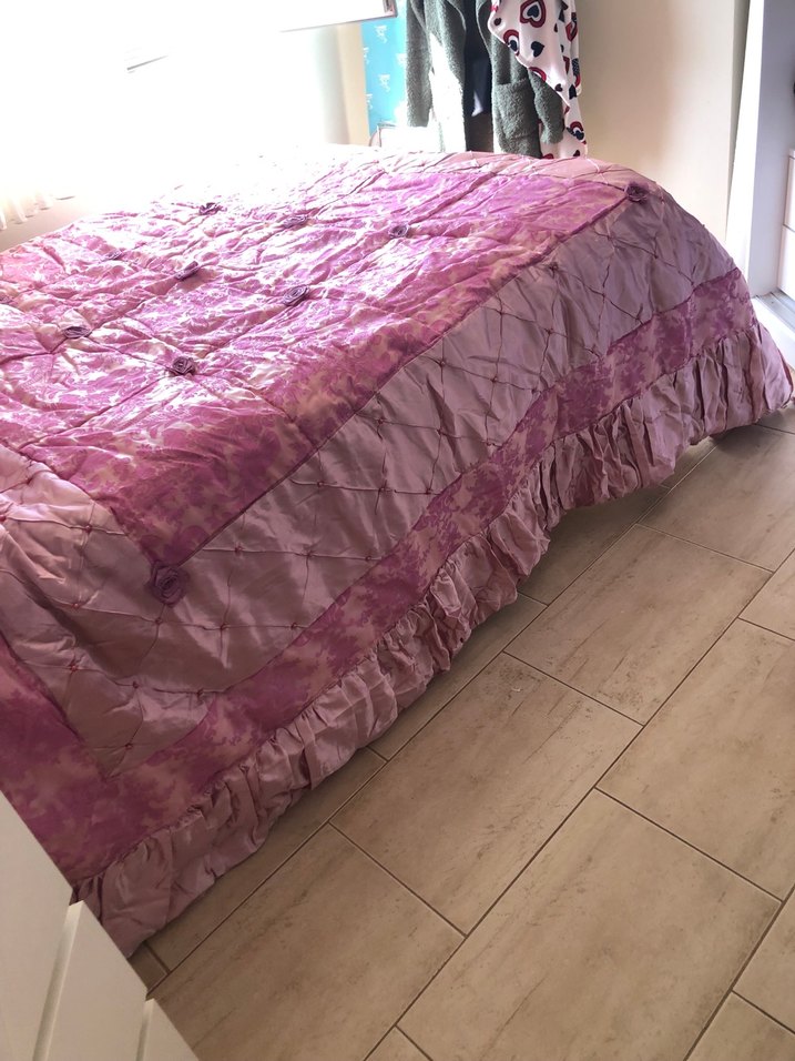 Mor Nakışlı Parlak Yatak Örtüsü - Görsel 3