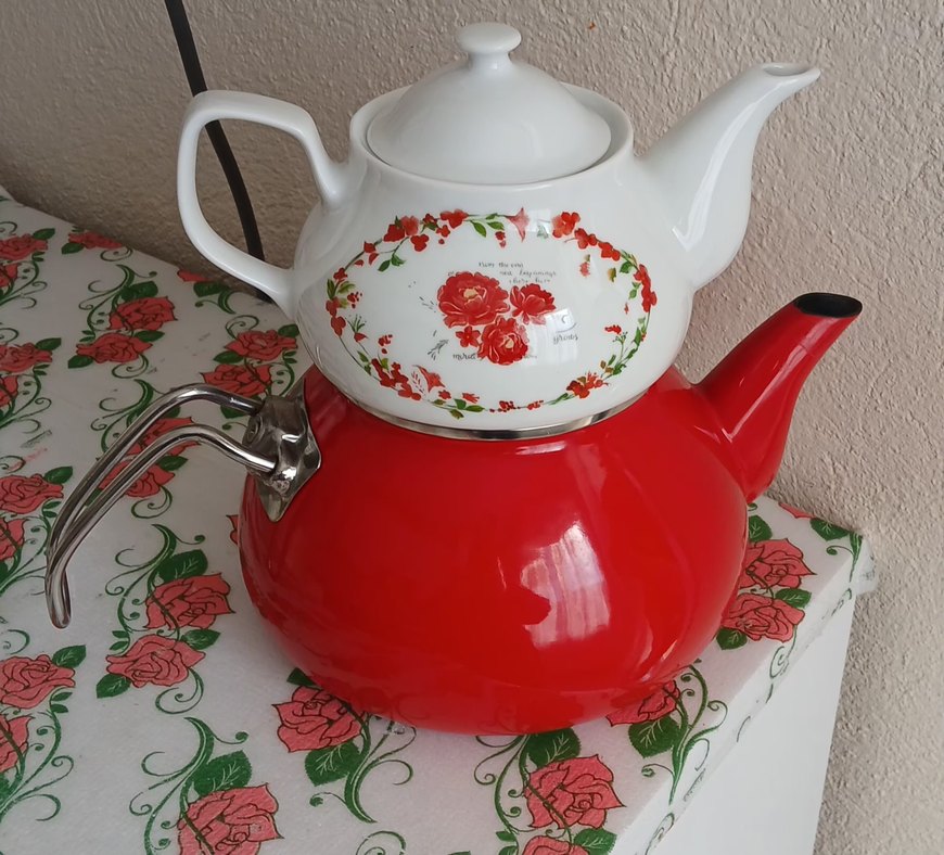 Çiçek Desenli Beyaz ve Kırmızı Demlik - Görsel 2