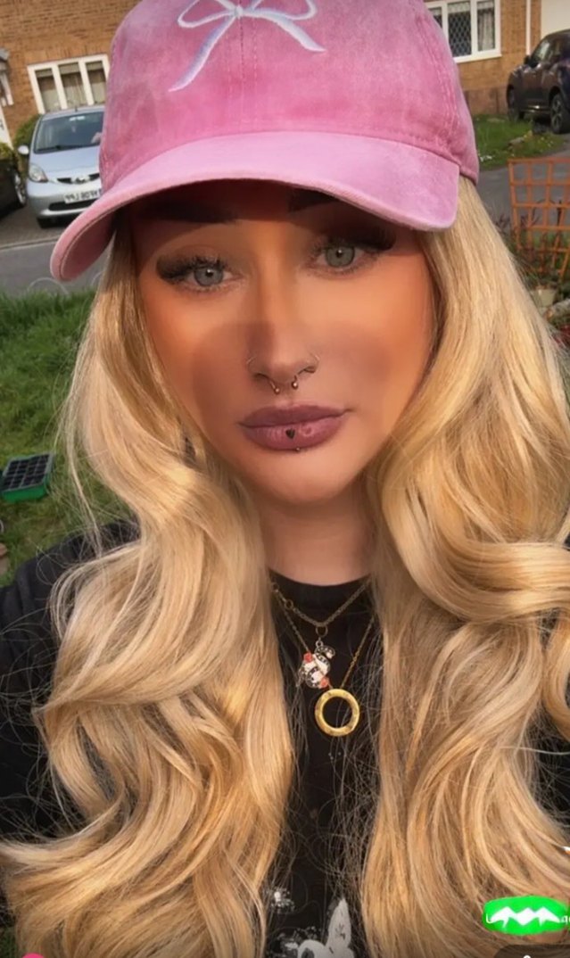 Bej Gri Sentetik Kumaş Uzun Dalgalı Peruk - Görsel 4