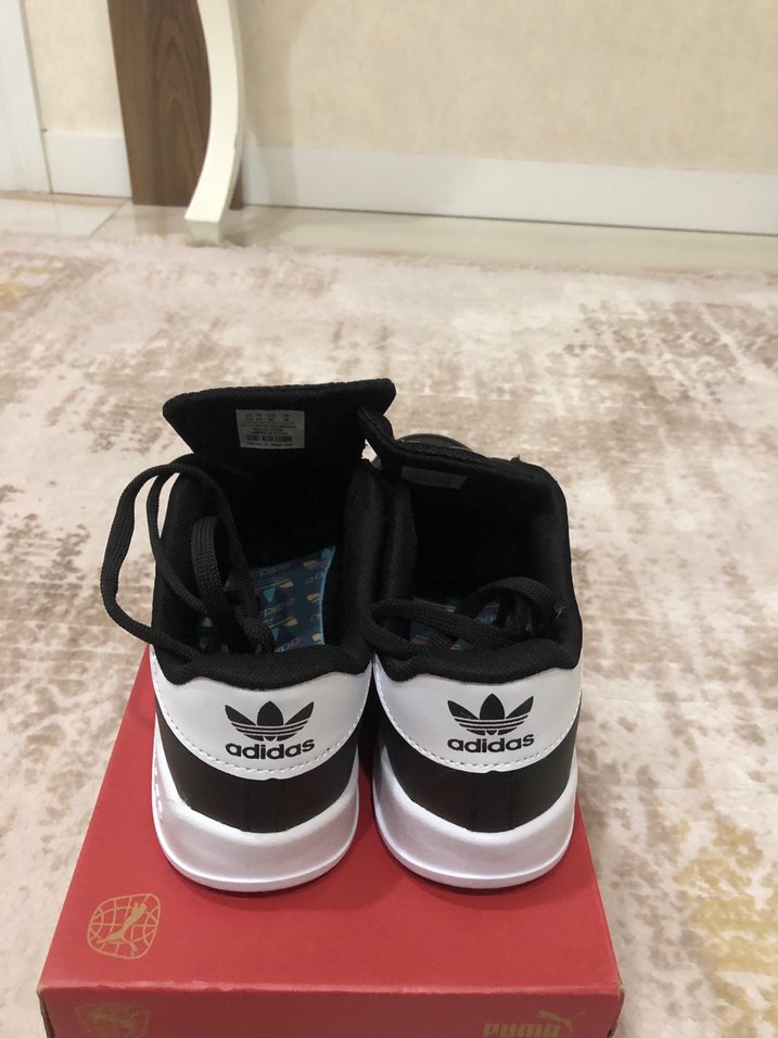 42 numara Adidas marka ayakkabı - Görsel 3
