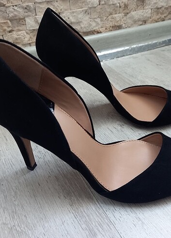Stradivarius Stradivarius siyah süet yanları açık stiletto 39 numara