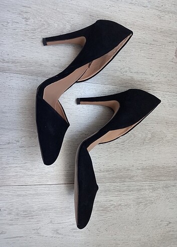 39 Beden siyah Renk Stradivarius siyah süet yanları açık stiletto 39 numara