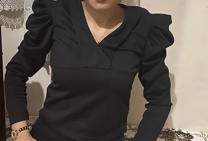 Siyah vatkalı bluz