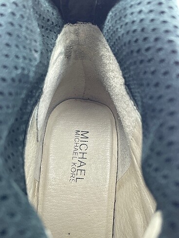 39,5 Beden siyah Renk Michael Kors Bot %70 İndirimli.