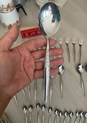Beden Gri ve kırmızı kutuda çatal kaşık seti