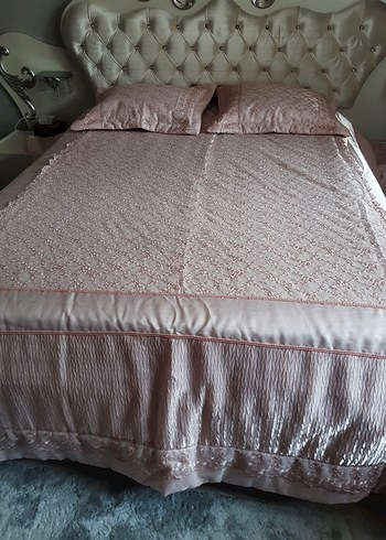Diğer İşlemeli pembe Parlak Yatak Örtüsü