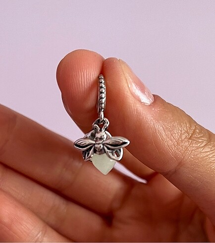 Karanlıkta parlayan ateş böceği charm