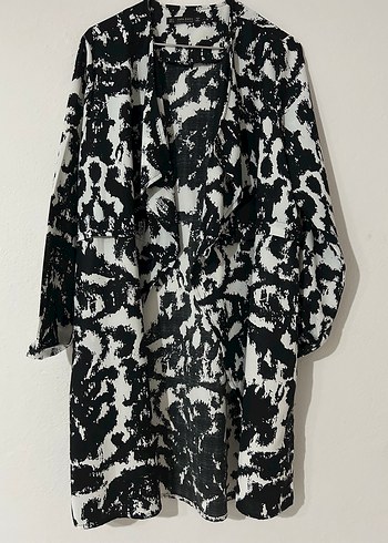 Kadın Siyah Beyaz Batik Desenli Uzun Kimono, tunik