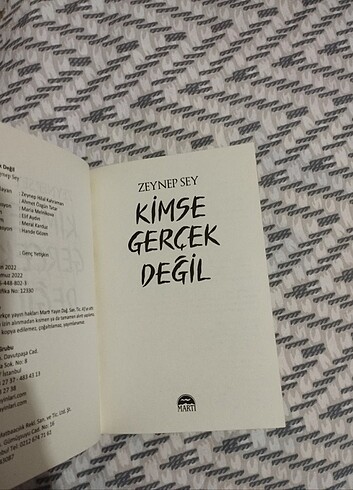 Kimse Gerçek Değil Cep Boy (zeynep sey)