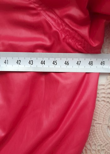 Bayan Parlak Kırmızı Düğmeli Yağmurluk - Görsel 7