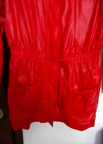 Bayan Parlak Kırmızı Düğmeli Yağmurluk - Görsel 2