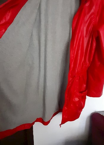 Bayan Parlak Kırmızı Düğmeli Yağmurluk - Görsel 5