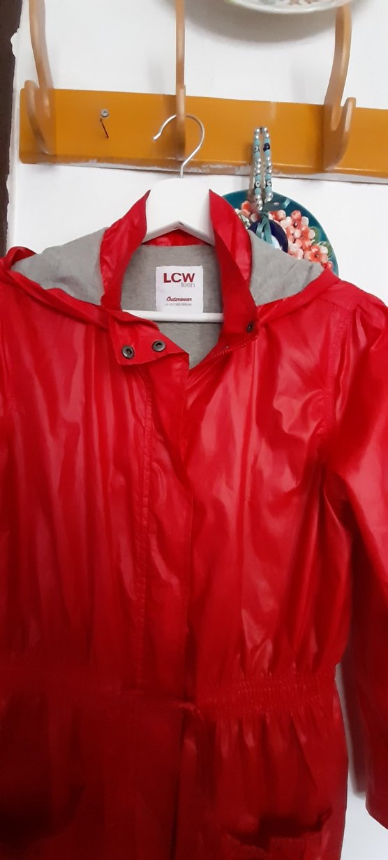 Bayan Parlak Kırmızı Düğmeli Yağmurluk - Görsel 3