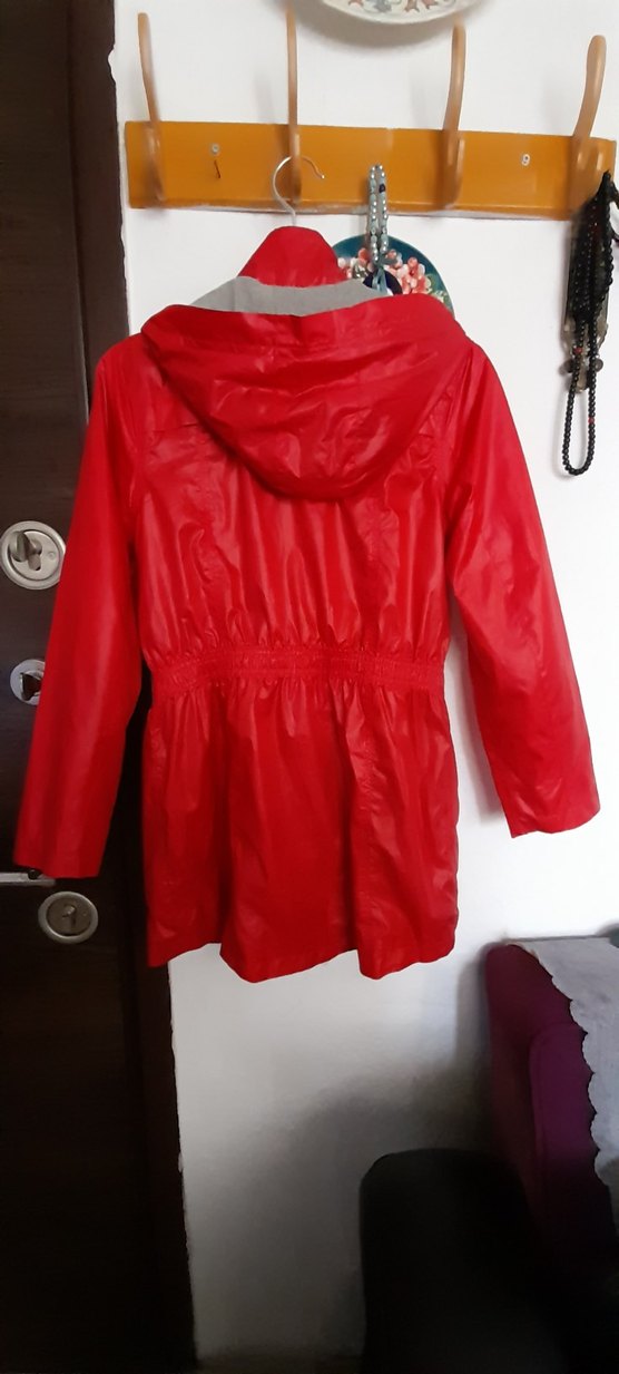 Bayan Parlak Kırmızı Düğmeli Yağmurluk - Görsel 4