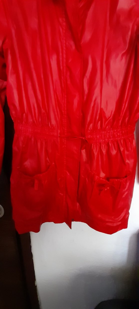 Bayan Parlak Kırmızı Düğmeli Yağmurluk - Görsel 2
