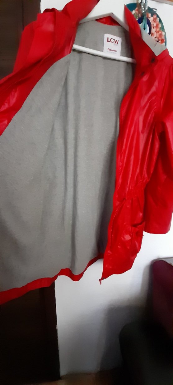 Bayan Parlak Kırmızı Düğmeli Yağmurluk - Görsel 5