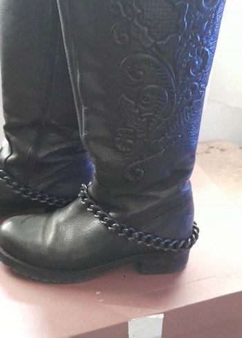 Zincir Detaylı Siyah Deri Cizme - Görsel 3