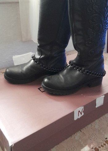 Zincir Detaylı Siyah Deri Cizme - Görsel 2